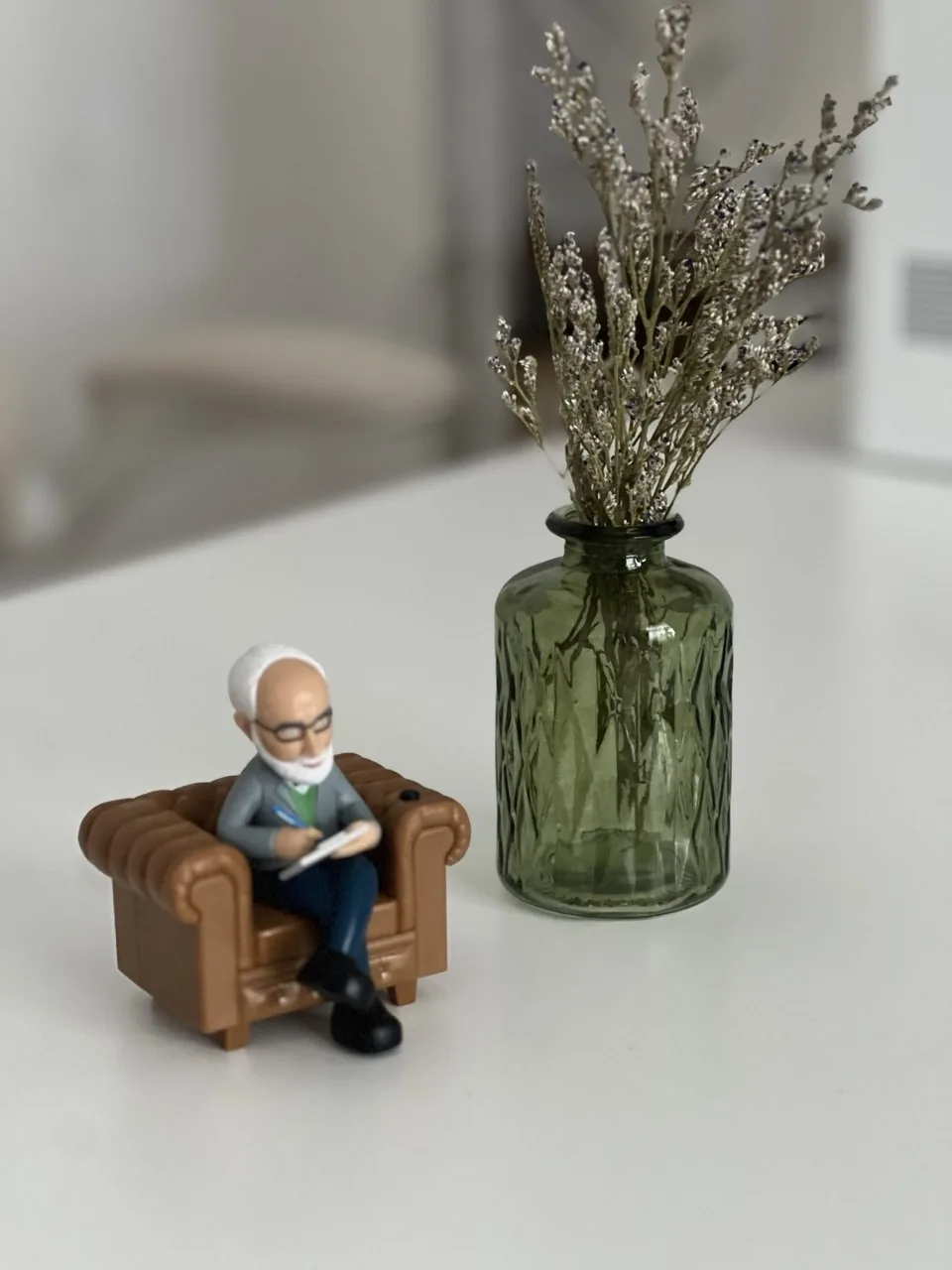 Freud-Figur und grüne Vase aus der Praxis