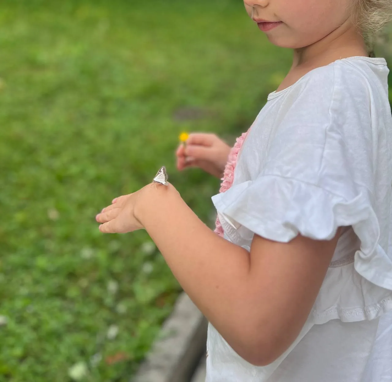 Kind mit Schmetterling