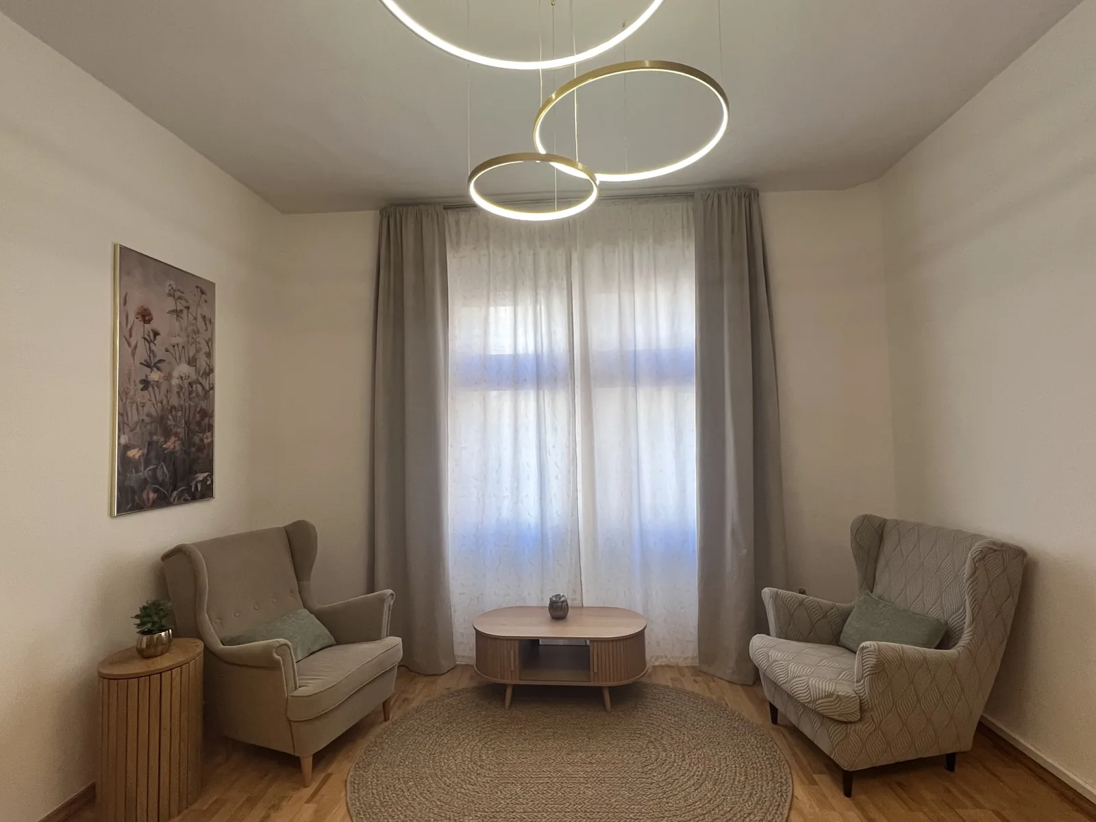 Therapieraum mit zwei Sesseln
